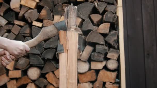 Couper du bois avec une hache 