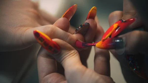 Hacer manicura - aplicar esmalte de uñas de color rosa brillante en uñas naturales — Foto de Stock