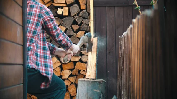 Holz mit der Axt im Holzstapel halbieren — Stockfoto