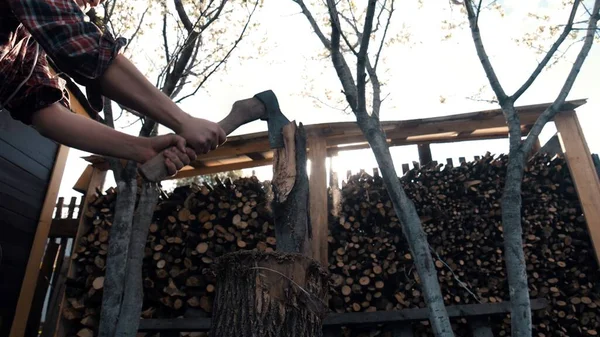 Подрібнення деревини сокирою в дерев'яній купі - сокира застрягла в колоді — стокове фото