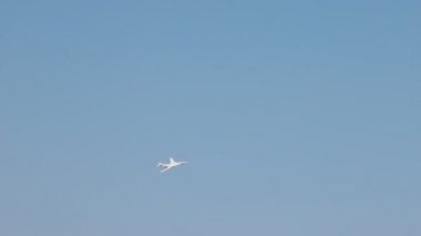 Gökyüzünde uçan beyaz reaktif uçak