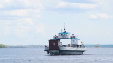 Nehri geçen bir nakliye gemisi.