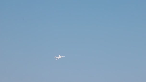 Bílé reaktivní letadlo letící na obloze — Stock video