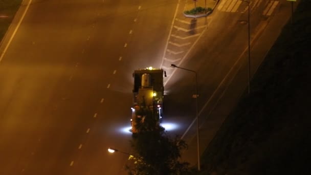 O mașină de spălat asfalt merge pe drum — Videoclip de stoc