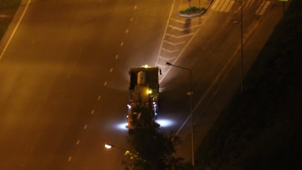 Une machine à laver l'asphalte roule sur la route — Video