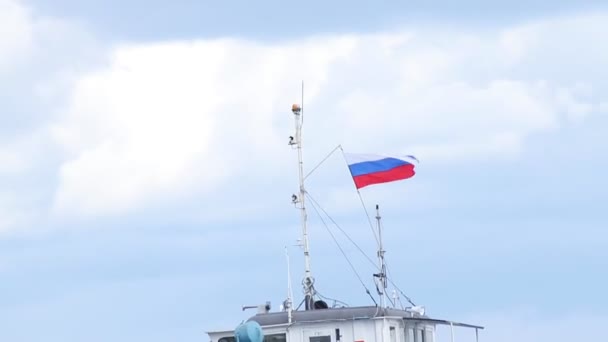 俄罗斯国旗高高地挂在水面上 — 图库视频影像
