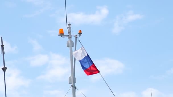 Bandera rusa ondeando en la parte superior de watercrast — Vídeo de stock