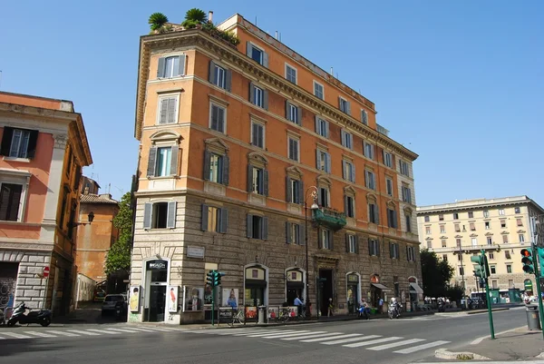 ローマのヴィットリオ ・ エマヌエーレ大通り大通り沿いの建物 — ストック写真