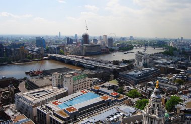 Londra'da Thames Nehri üzerinden görünüm.