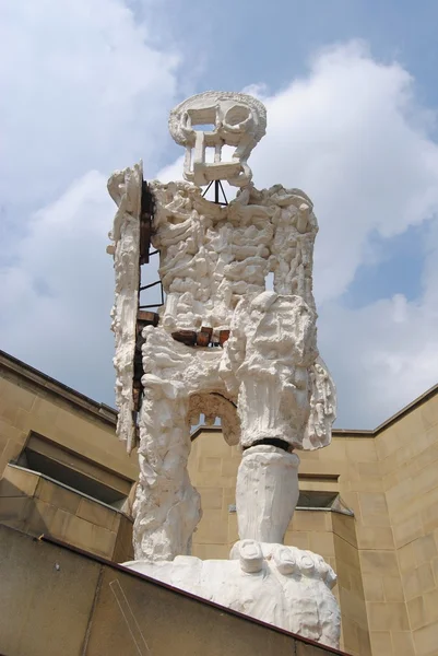 Large Walking Figure sculpture in Leeds — Stock Photo, Image