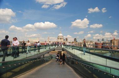 Londra 'daki Milenyum Köprüsü.