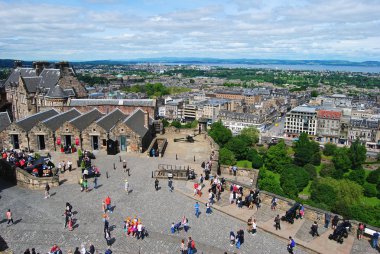 Mills Mount piller ve Edinburgh kalesinin bir Oclock silah.