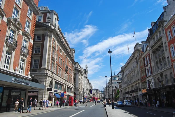 Londra Piccadilly Caddesi'nin görünümü