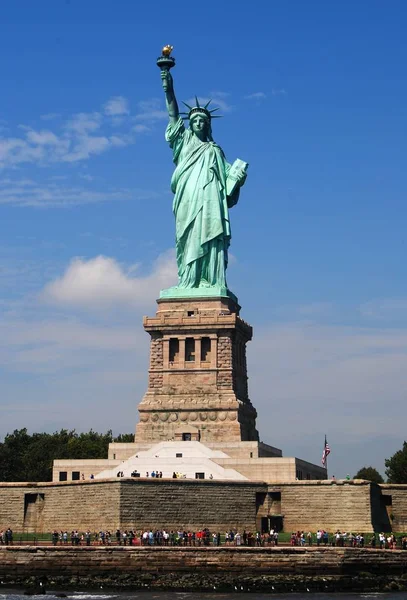 Статуя Свободы, просвещающая мир . — стоковое фото