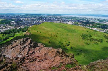 Arthurs koltuk Edinburgh tepesinden görüntülemek.