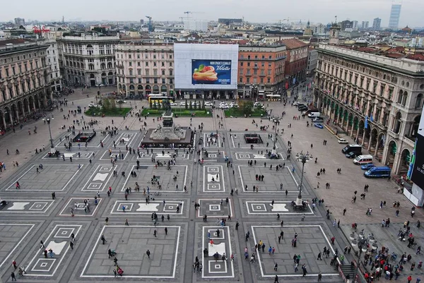 Valaha is zsúfolt Piazza del Duomo, Milánó. — Stock Fotó