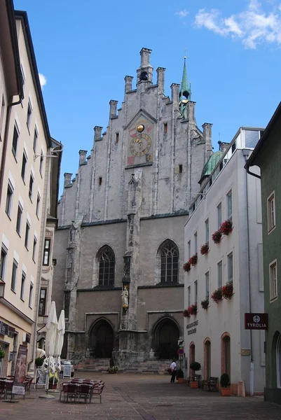 Gevel van Pfarrkirche in Schwaz. — Stockfoto