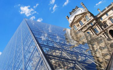 Paris Louvre piramit