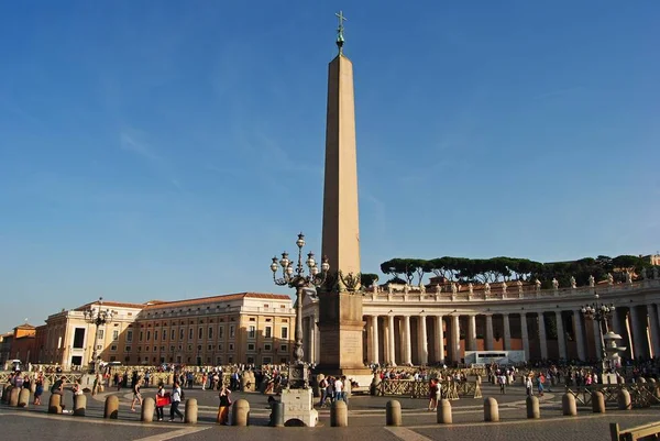 25m obelisk op het plein van de St Peters in Vaticaan — Stockfoto