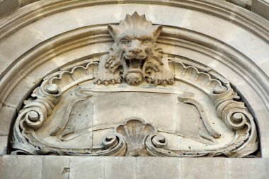 Mimari Bakü şehir merkezinde binanın cephesinde bir aslan heykeli. 