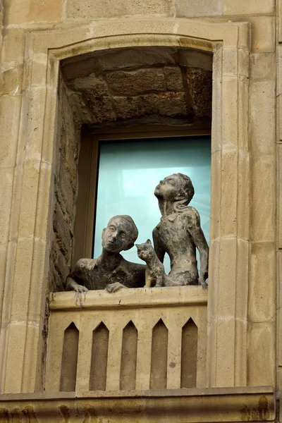 Escultura de uma menina, um menino e um gato olhando pela janela no bairro da Cidade Velha de Baku . — Fotografia de Stock