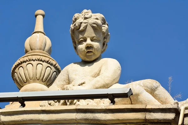 Angyal fiú homlokzati, építészeti épület a belvárosban Baku szobra. — Stock Fotó
