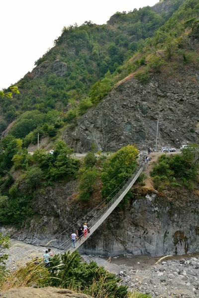 Asma Yaya Köprüsü yakınındaki Lahic, Azerbaycan