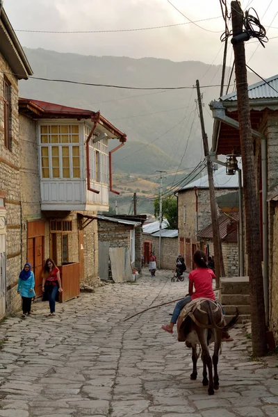 Jalan Huseynov, jalan utama desa pegunungan Lahic Azerbaijan — Stok Foto