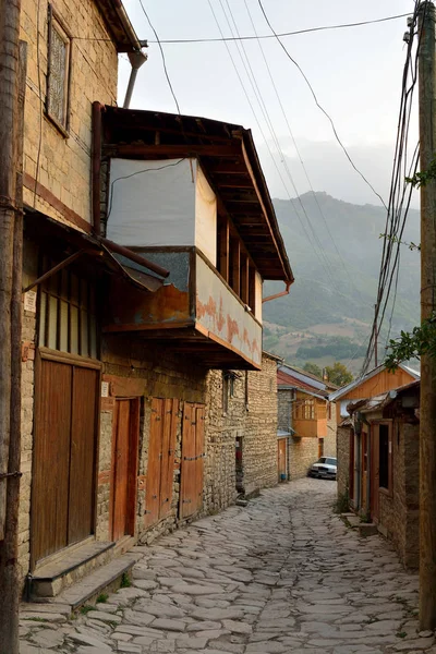 Улица Гусейнова, главная улица горного села Лахич Азербайджана — стоковое фото