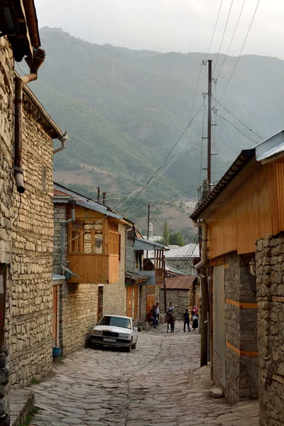 Jalan Huseynov, jalan utama desa pegunungan Lahic Azerbaijan — Stok Foto