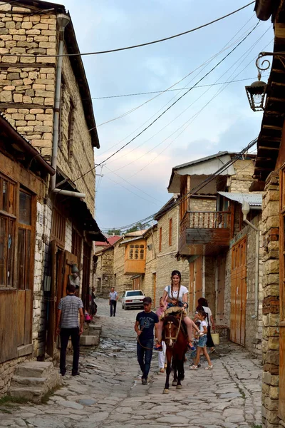 Via Huseynov, la strada principale del villaggio montuoso Lahic dell'Azerbaigian — Foto Stock