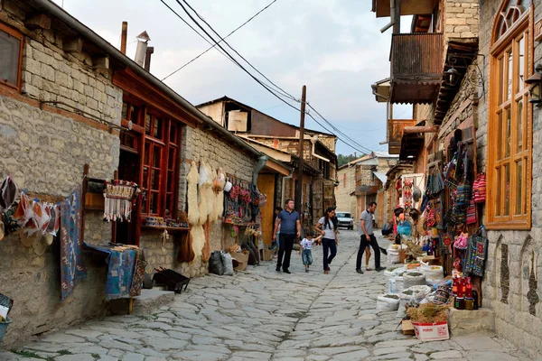 Jalan Huseynov, jalan utama desa pegunungan Lahic Azerbaijan — Stok Foto