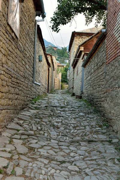 Callejón estrecho en la aldea Lahic en Azerbaiyán, con pavimento de adoquines . — Foto de Stock
