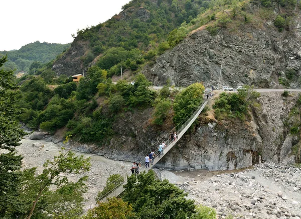 Zarnava zawieszenie Kładka dla pieszych przez rzekę Girdimancay w pobliżu Lahic — Zdjęcie stockowe