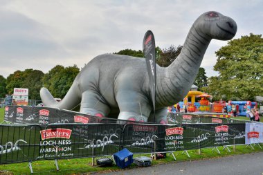 Loch Ness Marathon bitiş çizgisinde şişme Nessie