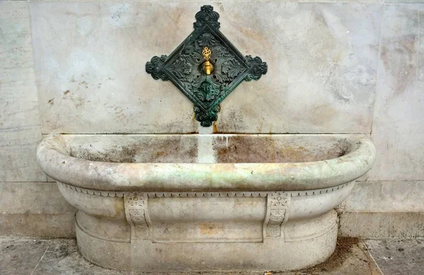 Wasserhahn und Waschbecken des kaiser wilhelm brunnens in istanbul — Stockfoto