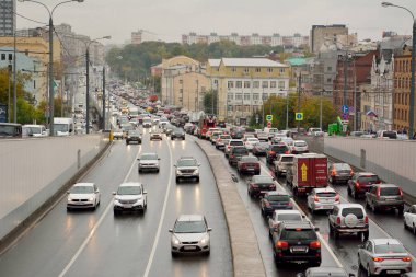 Taganskaya metro istasyonu yakınında Zemlanoy Val Caddesi üzerinde trafik sıkışıklığı