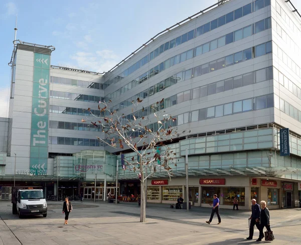 Vista esterna dell'edificio del centro commerciale su High Street a Slough — Foto Stock