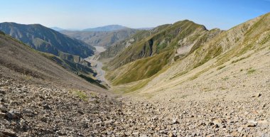Girdımançay Nehri Vadisi Dağ Babadağ iz İsmayıllı bölgesinde Azerbaycan üzerinden aşağı görüntülemek.