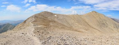 Azerbaycan, İsmayıllı bölgede Amanevi kampından bir yol yürümek hacılar ile dağ Babadağ izinde ıssız dağlık manzara.