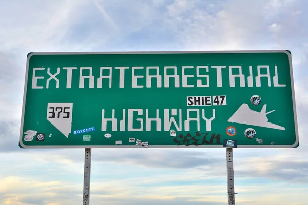 Außerirdisches Autobahnschild auf der sr-375 Autobahn in rachel, nv. — Stockfoto