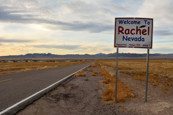 Willkommen in rachel, nevada zeichen auf der sr-375 autobahn in rachel, nv. — Stockfoto