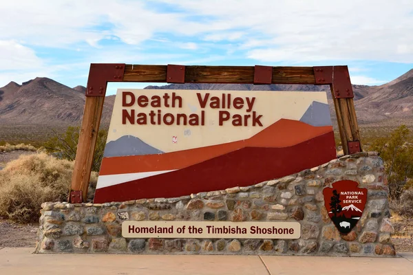 Ign at the entrance to Death Valley National Park — Stock Photo, Image