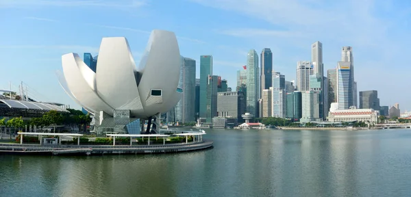 Skyline in Singapore met bloem-vormige Artscience Museum en sk — Stockfoto