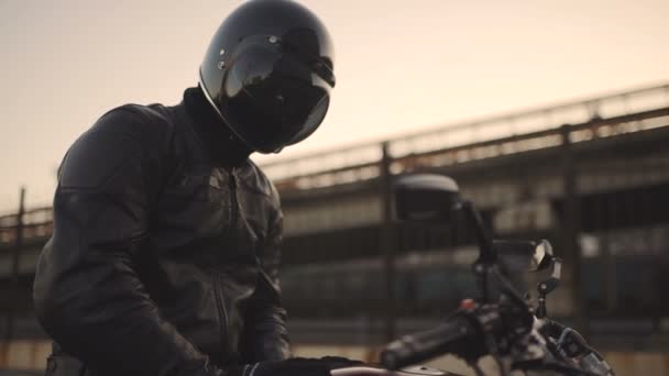 Motocycliste Jeune Homme Attrayant Avec Son Casque Moto Custom Sur