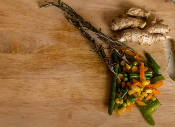 Tahta, bıçak, doğranmış sebze, biberiye.