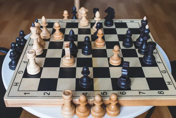 Ailenle evde otururken kendini eğlendirmek için satranç oynamak.