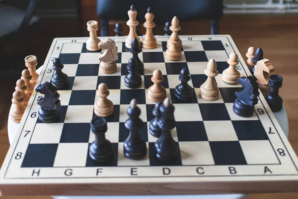 Ailenle evde otururken kendini eğlendirmek için satranç oynamak.