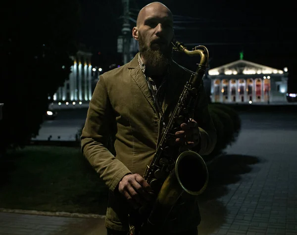 Een Knappe Mannelijke Saxofonist Met Een Bril Speelt Straten Van — Stockfoto