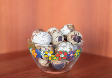 Şeffaf bir kasede bıldırcın yumurtası.